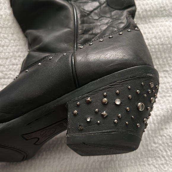 Ariat studded boots - size 8 in black - Picture 6 of 9